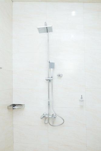 a shower with a shower head in a bathroom at The New Taiwan Hotel in Nyanhemwa