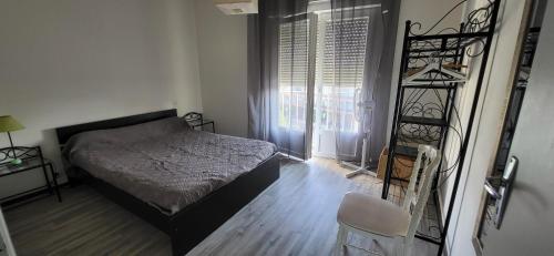 a bedroom with a bed and a window at SUPERBE VUE sur la MER in Le Grau-dʼAgde