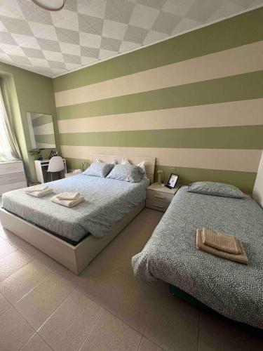 a bedroom with two beds next to each other at Ottanio 2 Lake Apartments in Pisogne