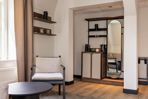 eine Ankleidekabine mit Stuhl und Spiegel in der Unterkunft Quality Hotel Augustin in Trondheim
