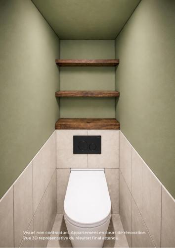 a bathroom with a toilet in a room at Funiculaire collection in Tignes