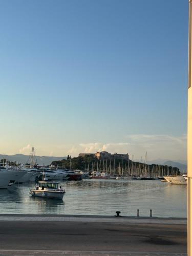 Fort Carré & Yachts View 2Bed Apartment in Old Antibes photo 24