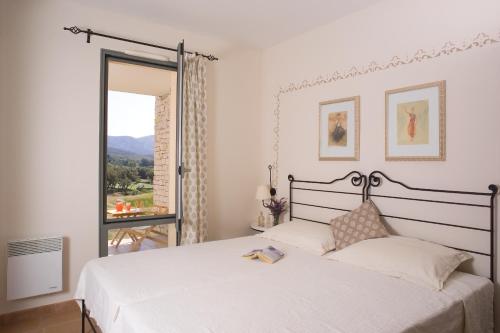 Säng eller sängar i ett rum på Madame Vacances Résidence Provence Country Club