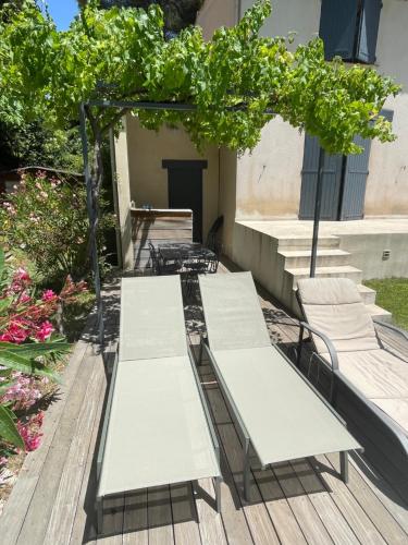Studio indépendant dans propriété campagne Aixoise terrasse et piscine période estivale