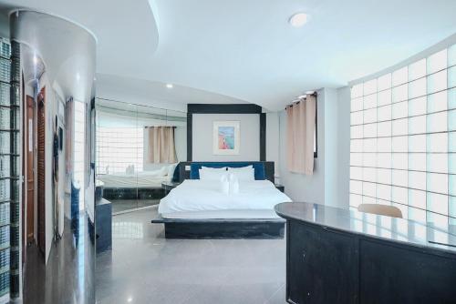 a bedroom with a bed and a desk in it at XXCASA Sukhumvit 39 คาซ่า สุขุมวิท 39 BTS ทองหล่อ in Klong Toi
