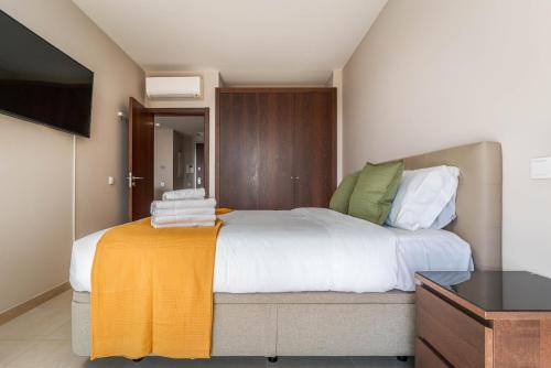 Sun Retreat Portimão, with Pool and Private Balcony