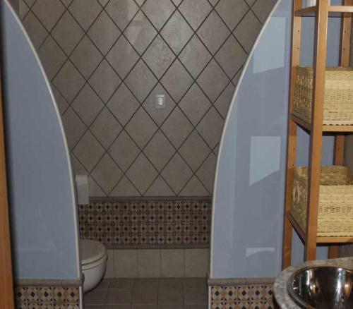łazienka z toaletą i umywalką w obiekcie Hostal Sandino w mieście Villodrigo