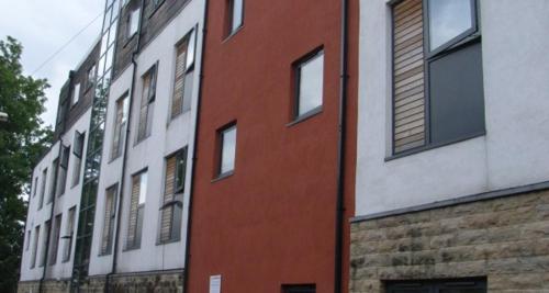 un edificio de ladrillo rojo con ventanas laterales en Alton Apartments en Bradford