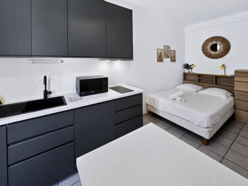 a kitchen with a sink and a bed in a room at Casa Dax - Centre - Moderne - Linge inclus in Dax