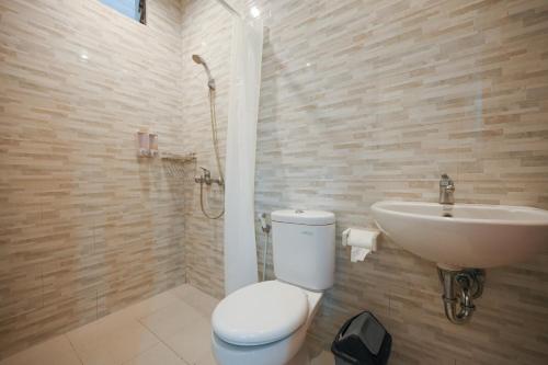 a bathroom with a toilet and a sink at RedDoorz Plus at Kencana Residence Jimbaran in Jimbaran