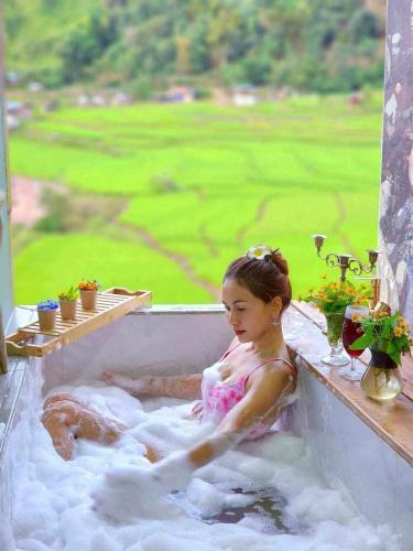 a little girl sitting in a bath tub with foam at เวนิสบ้านเวร in Ban Khun Nam Nan