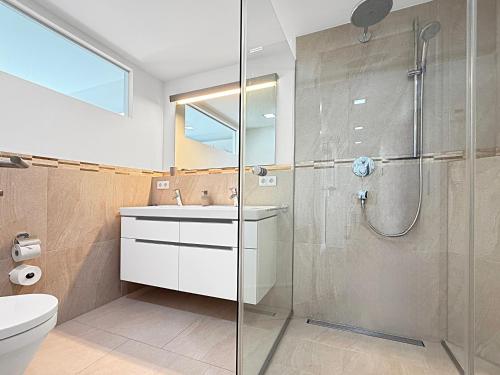 ein Badezimmer mit Dusche, Waschbecken und Toilette in der Unterkunft 3002 - Grömitz in Grömitz