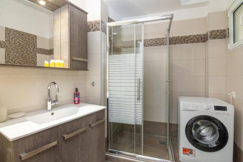 Athens Central Apartment With Balcony
