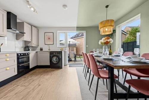 a kitchen and dining room with a table and chairs at CHERRYTREES Beautiful 5 Bedrooms, Sleeps 9, 3 Bathrooms, Parking, Ideal for Groups and Work Stays in Corby