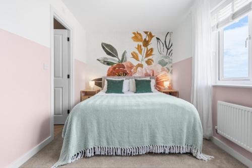 a bedroom with a bed with a green bedspread at CHERRYTREES Beautiful 5 Bedrooms, Sleeps 9, 3 Bathrooms, Parking, Ideal for Groups and Work Stays in Corby