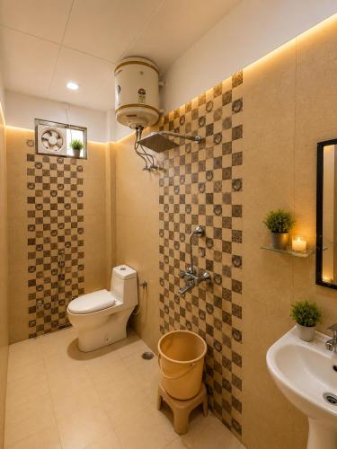 a bathroom with a toilet and a sink at Hotel Gopal in Haridwār