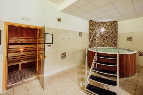 ein Zimmer mit Dusche und einer Glastreppe in der Unterkunft Instytut Zdrowia Sofra FIT & SPA in Karpacz