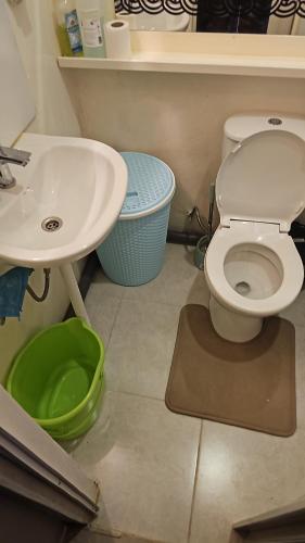 a bathroom with a toilet and a sink at Victoria complex in Willemstad