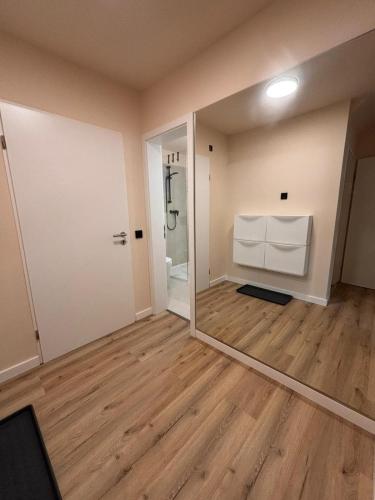 an empty room with a mirror and a bathroom at Ruheoase am Stadtrand in Buchholz in der Nordheide