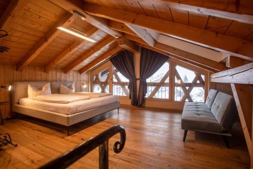 a bedroom with a bed and a couch in a room at Ferienwohnung Daniel in Garmisch-Partenkirchen