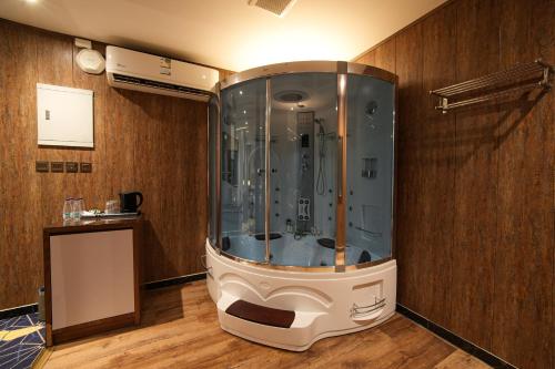 a shower in the corner of a room at جولدن بوجاري الضيافه in Khamis Mushayt