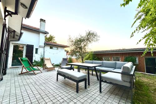 Renovated villa in the heart of Arcachon outbuilding