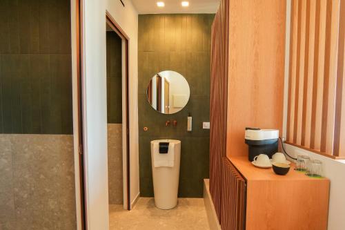 a bathroom with a sink and a mirror at enplomare in Plomari