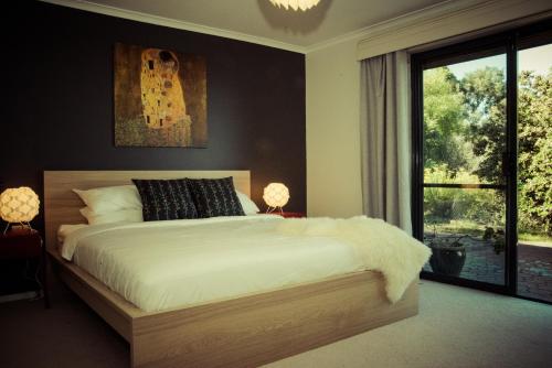 - une chambre avec un grand lit et une fenêtre dans l'établissement The Hobart Entrance, à Hobart