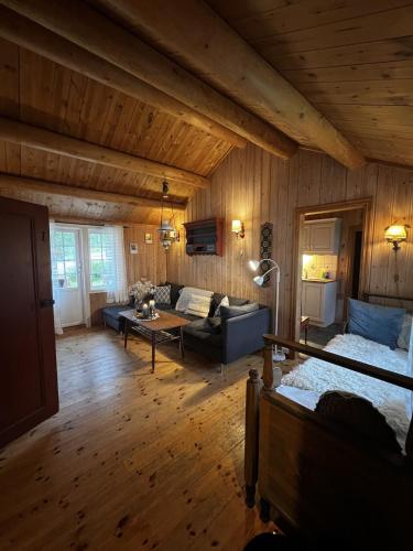 a living room with a couch and a table at Såmmårstuggu in Røros