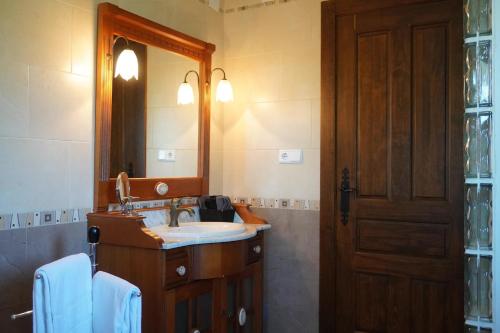 a bathroom with a sink and a mirror at Villa Pereza in Socueva