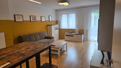 a living room with a couch and a table at Appartement LUFT bei Wien in Klosterneuburg