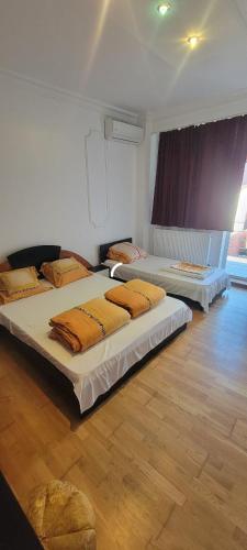a room with three beds in a room at LeoneG in Năvodari