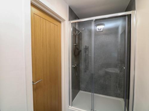 una doccia con porta in vetro in un bagno di Barlings a Lincoln
