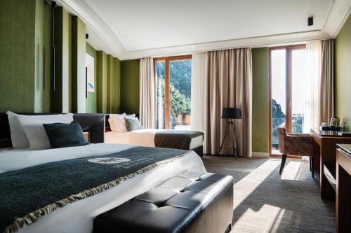 ein Hotelzimmer mit Bett und Schreibtisch in der Unterkunft Select Hill Resort in Tirana