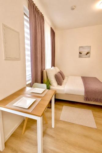 a small bedroom with a bed and a desk at City Apartment in Siegen Parkplatz WLAN Autobahn in Siegen