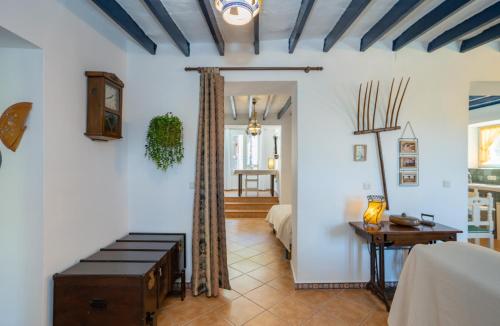 a living room with a bed and a table in a room at Casa Altavista in Alora