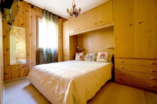 a bedroom with a bed and a large window at Un piccolo nido accogliente in Fanano