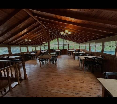 a dining area with tables and chairs in a restaurant at Özde Dağ Evi in Sapanca