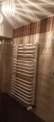 a metal vent on a wall in a bathroom at Pension Johnnys in Görlitz