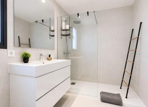 Elegant Estepona Retreat with terrace, pools & gym