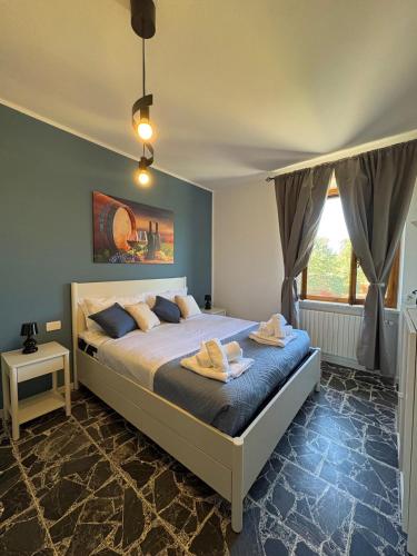 a bedroom with a bed with two towels on it at Cindy Cottage Holiday Home in Giuncarico