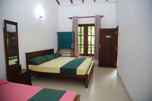 a bedroom with two beds and a window at Makelioya Nature Resort in Kelinkanda
