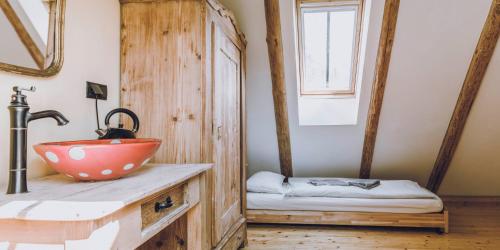 a bathroom with a bowl sink and a window at Dom Sokolik in Trzcińsko