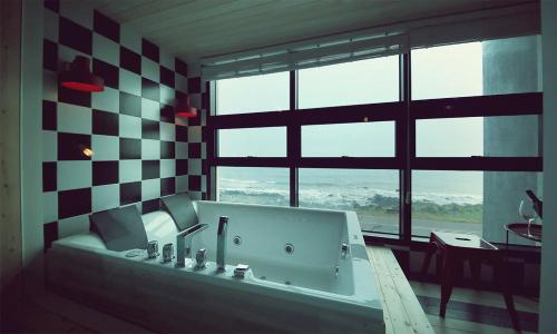 Et badeværelse på La Beaute Jeju Pension