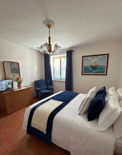 ein Schlafzimmer mit einem großen Bett und einem Kronleuchter in der Unterkunft U' Cerrito in Orria