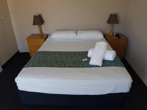 Habitación de hotel con 2 camas y 2 lámparas en Gateshead Tavern & Motel en Charlestown