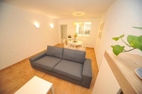 a living room with a couch and a table at casa Bayer in Benicàssim