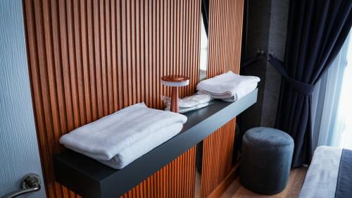 a room with two white towels on a counter at Gala Mtm Konaklama in Çiftlikköy