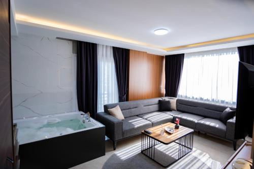 a living room with a couch and a tub at Gala Mtm Konaklama in Çiftlikköy