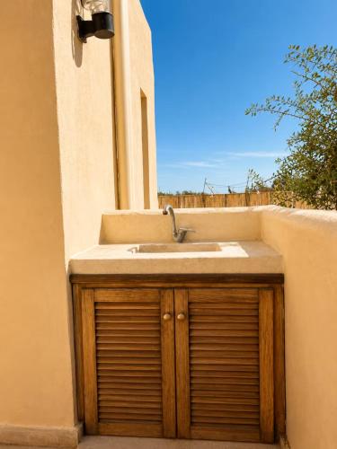a sink in the corner of a building at Maison Zina in Al Ghar